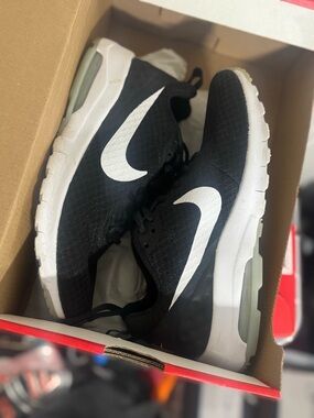 Women’s NIKE AIRMAX tennis shoes